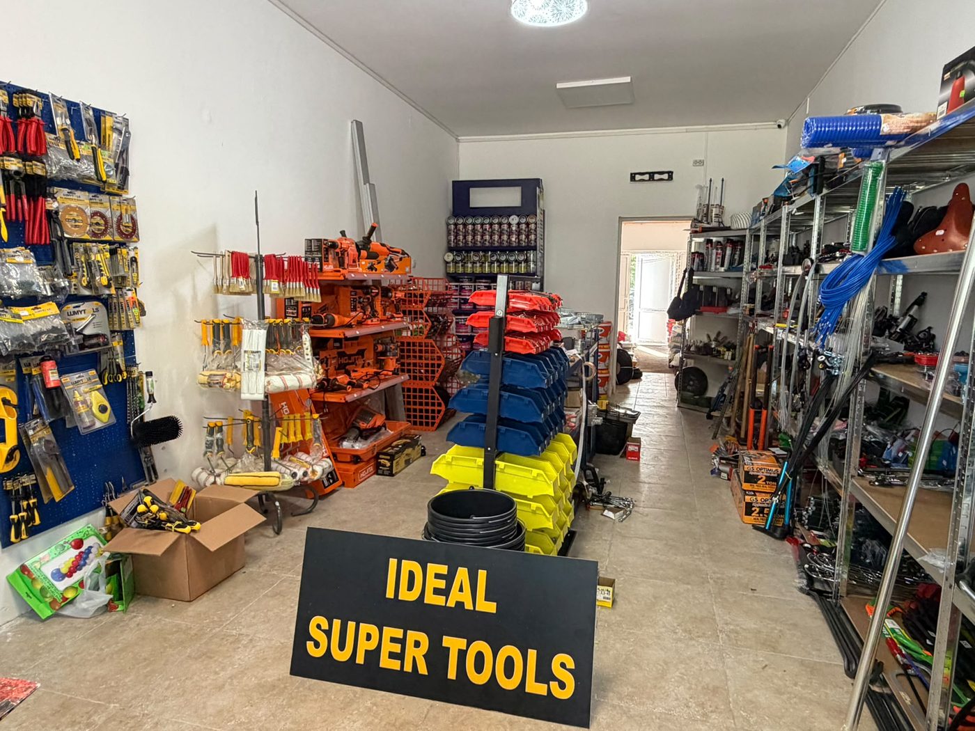 Interiorul magazinului IDEAL SUPER TOOLS